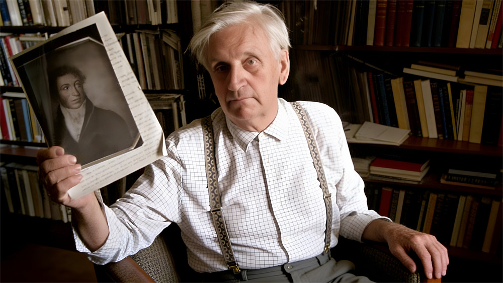 Писатель Семён Степанович Гейченко (1903–1993). Цифровая художественная реконструкция и колоризация облика писателя, пушкиниста и многолетнего директора заповедника «Михайловское» в домашней библиотеке (1970-е гг.). В руках автора — репродукция портрета А. С. Пушкина. Выполнена на основе прижизненного архивного фотопортрета из научно-ведомственного фонда Пушкинского заповедника. Автор цифровой колоризации — А. В. Камянчук.