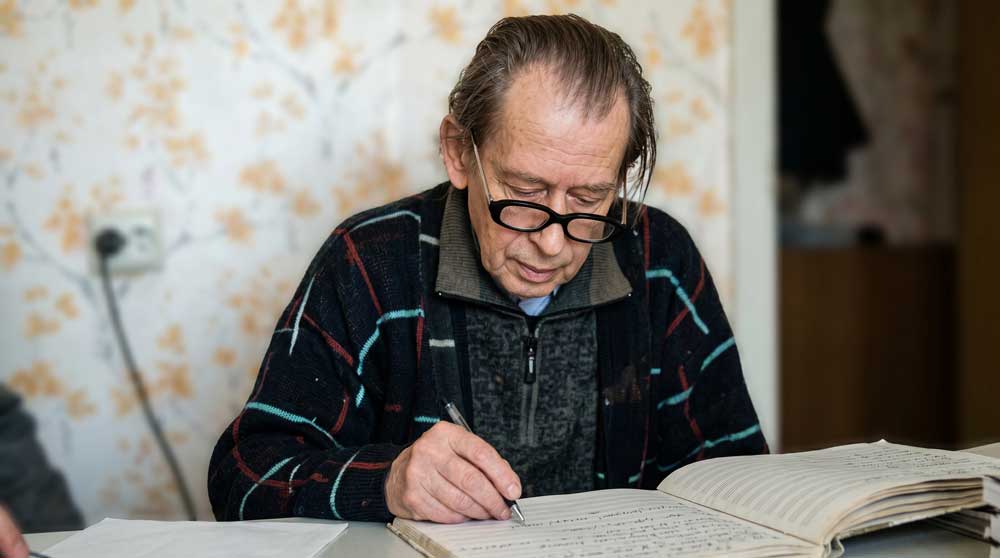 Валентин Павлович Краснопевцев за работой над рукописью. Цифровая художественная реконструкция облика писателя выполнена на основе прижизненного фотопортрета из краеведческих фондов Централизованной библиотечной системы города Пскова. Компьютерная обработка, композиция и реставрация — А. В. Камянчук.