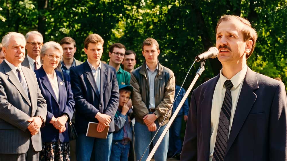 Евгений Алексеевич Кабанов (Невский) выступает перед читателями на празднике поэзии. Цифровая художественная реконструкция выполнена на основе прижизненного архивного фотопортрета из фондов Центральной городской библиотеки имени М. И. Семевского (г. Великие Луки). Образ воссоздан в стилистике уличного документального фоторепортажа конца ХХ века. Компьютерная обработка, дизайн, воссоздание массовки и пространственная композиция — А. В. Камянчук.