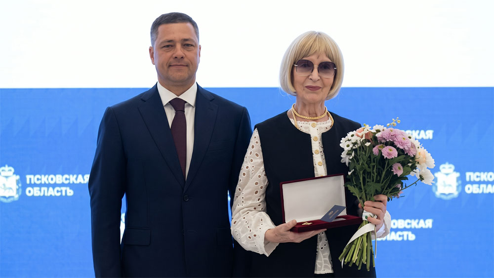 Писатель Татьяна Рыжова с губернатором Псковской области Михаилом Юрьевичем Ведерниковым Писатель Татьяна Рыжова с губернатором Псковской области Михаилом Юрьевичем Ведерниковым