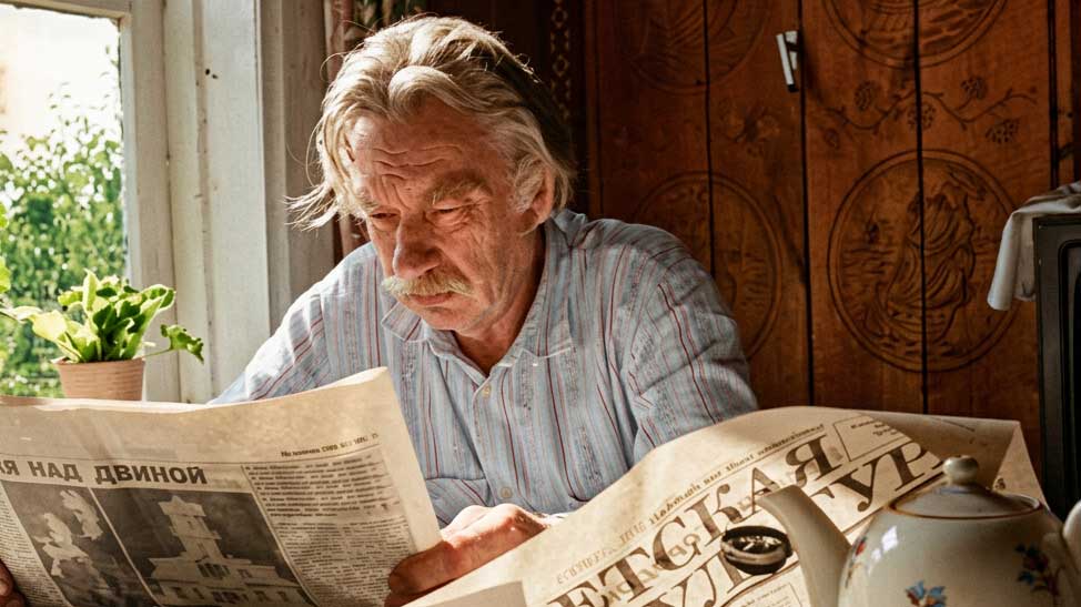 Писатель Иван Афанасьевич Васильев (1924–1994). Цифровая художественная реконструкция и колоризация облика писателя-публициста в его доме в деревне Борки Великолукского района (1980-е гг.). Выполнена на основе прижизненного архивного фотопортрета из фондов Литературно-художественного музея имени И. А. Васильева. Автор цифровой композиции — А. В. Камянчук.