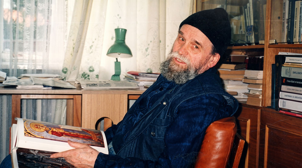 Писатель и поэт Юрий Николаевич Куранов (1931–2001) в рабочем кабинете (село Глубокое, 1977 г.). Цифровая художественная реконструкция. Выполнена на основе прижизненного фотопортрета литератора из региональных литературно-краеведческих фондов. Компьютерная обработка — А. В. Камянчук.