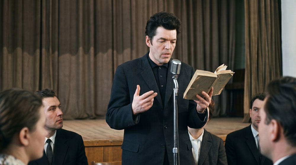 Писатель Энвер Мухамедович Жемлиханов (1922–2003). Цифровая художественная реконструкция облика писателя, журналиста и драматурга во время авторского чтения повести на творческой встрече (1960-е гг.). Выполнена на основе прижизненного фотопортрета из литературно-краеведческого архива. Автор цифровой композиции — А. В. Камянчук.