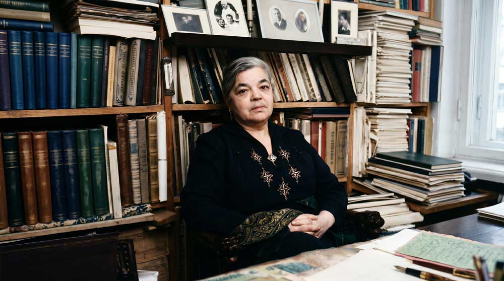 Писатель Елена Николаевна Морозкина (1922–1999). Цифровая художественная реконструкция и колоризация облика архитектора-реставратора, искусствоведа и поэта в рабочем кабинете за изучением исторических материалов (1980-е гг.). Выполнена на основе прижизненного архивного фотопортрета из научно-литературного фонда исследователя. Автор цифровой композиции — А. В. Камянчук.