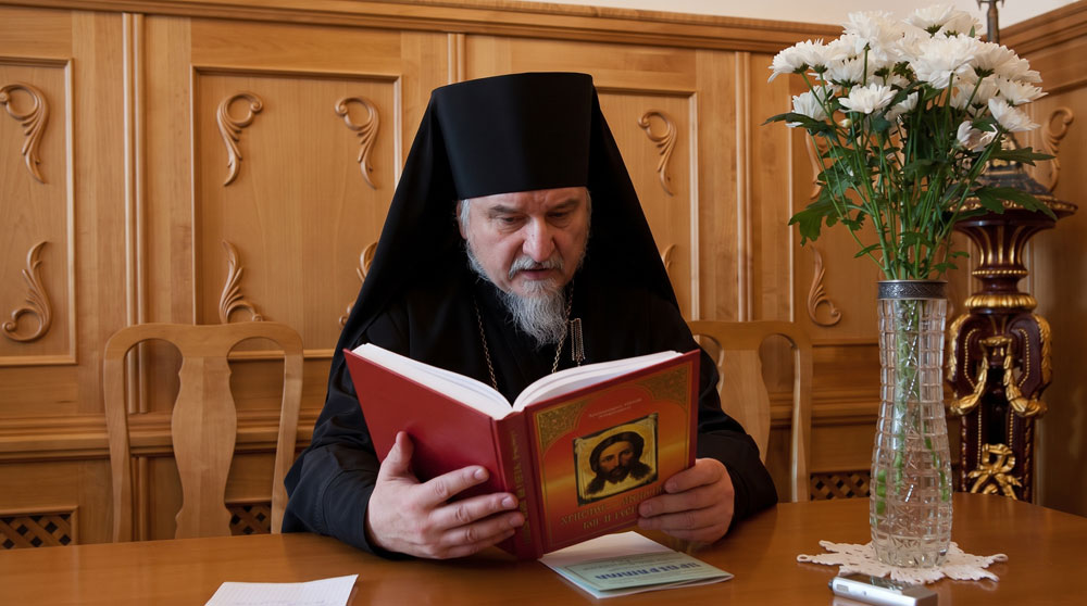 Архимандрит Тихон (Секретарев) за изучением своей богословской работы «Свет Христов просвещает всех» в монастырских покоях. Цифровая художественная реконструкция выполнена на основе прижизненного архивного фотопортрета из фондов «Централизованной библиотечной системы» города Пскова и Свято-Успенского Псково-Печерского монастыря. Образ воссоздан в стилитике интерьерной портретной фотографии начала XXI века с детальным воспроизведением оригинального библиографического оформления книги автора. Компьютерная обработка, дизайн, проработка элементов обложки и пространственная композиция — А. В. Камянчук. Архимандрит Тихон (Секретарев) за изучением своей богословской работы «Свет Христов просвещает всех» в монастырских покоях. Цифровая художественная реконструкция выполнена на основе прижизненного архивного фотопортрета из фондов «Централизованной библиотечной системы» города Пскова и Свято-Успенского Псково-Печерского монастыря. Образ воссоздан в стилитике интерьерной портретной фотографии начала XXI века с детальным воспроизведением оригинального библиографического оформления книги автора. Компьютерная обработка, дизайн, проработка элементов обложки и пространственная композиция — А. В. Камянчук.