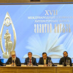 Слева направо: писатель Владимир Крупин, глава Издательского Совета РПЦ митрополит Калужский и Боровский Климент, президент форума «Золотой Витязь» Николай Бурляев, директор форума Александр Орлов.