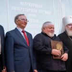 Справа налево: глава Издательского Совета РПЦ митрополит Калужский и Боровский Климент, писатель Игорь Смолькин-Изборцев, президент форума «Золотой Витязь» Николай Бурляев, директор форума Александр Орлов