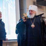 Глава Издательского Совета РПЦ митрополит Калужский и Боровский Климент вручает награду писателю Игорю Смолькину-Изборцеву